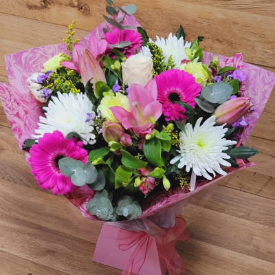 Ashleigh - A budding delight, complimented by greenery and presented in a gift box/bag. Beautiful flower bouquet hand delivered by the local florist.